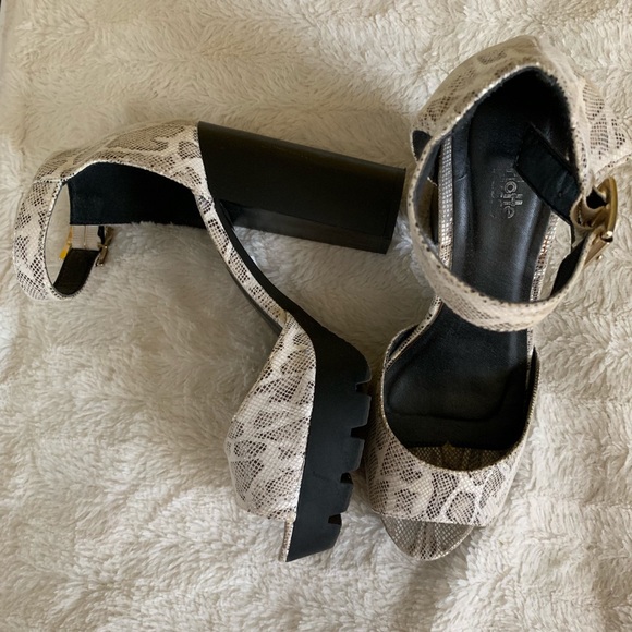 Chunky heels w/ print - Picture 3 of 4